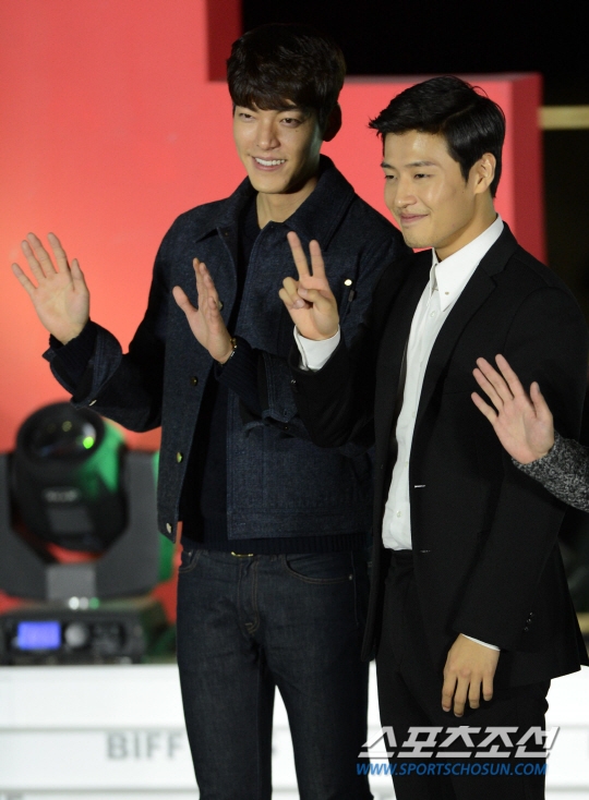 Kang Ha Neul hy vọng Kim Woo Bin sớm khỏi bệnh