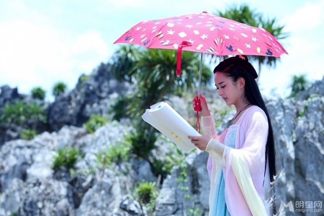1001 cách chống nóng chỉ có ở hậu trường phim cổ trang