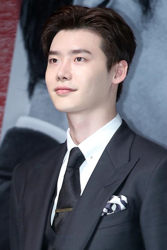 Jang Dong Gun phong độ, Lee Jong Suk điển trai trong họp báo movie mới