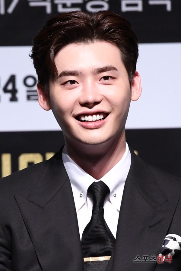 Jang Dong Gun phong độ, Lee Jong Suk điển trai trong họp báo movie mới