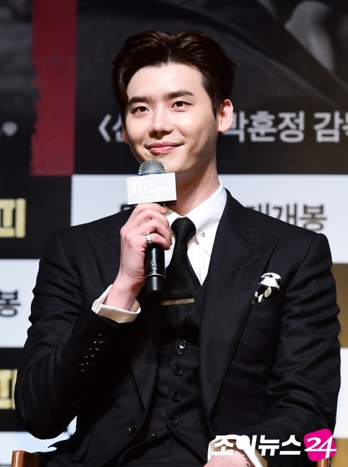 Jang Dong Gun phong độ, Lee Jong Suk điển trai trong họp báo movie mới