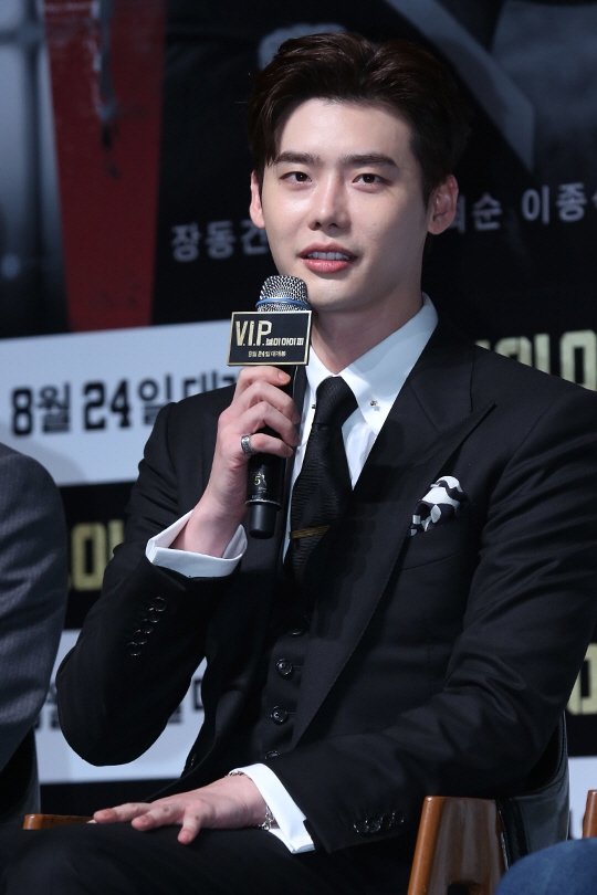 Jang Dong Gun phong độ, Lee Jong Suk điển trai trong họp báo movie mới