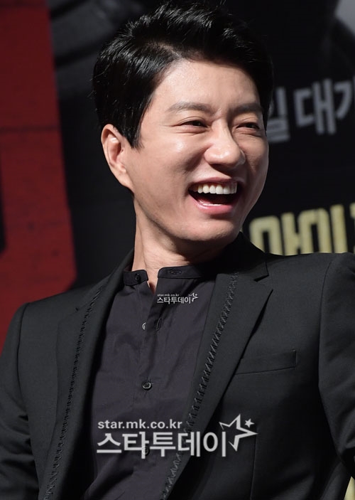 Jang Dong Gun phong độ, Lee Jong Suk điển trai trong họp báo movie mới