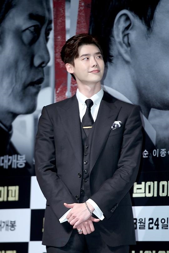Jang Dong Gun phong độ, Lee Jong Suk điển trai trong họp báo movie mới