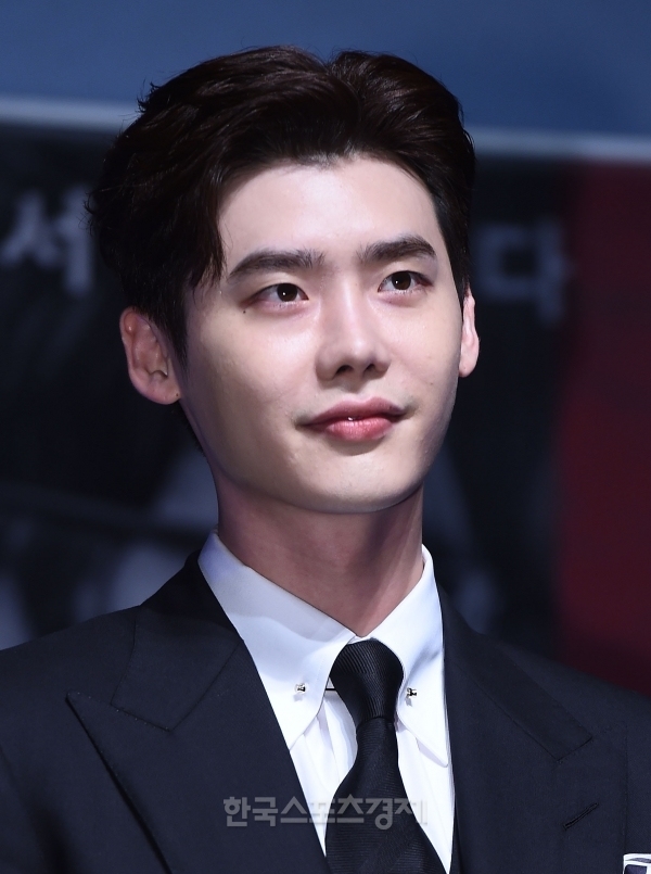 Jang Dong Gun phong độ, Lee Jong Suk điển trai trong họp báo movie mới