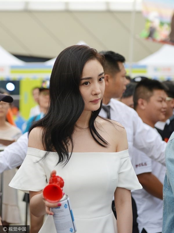 dienanh.net - Dương Mịch bị gió thổi tốc váy