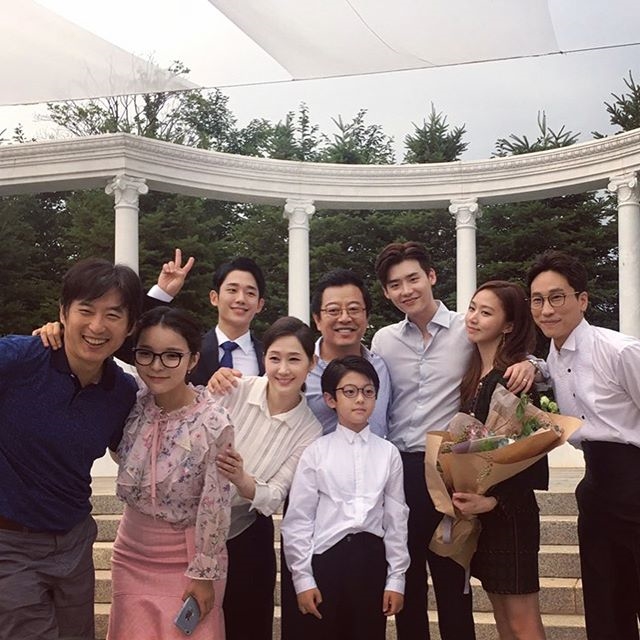 Lee Jong Suk khoe hình tự sướng cực cute với Suzy trên phim trường