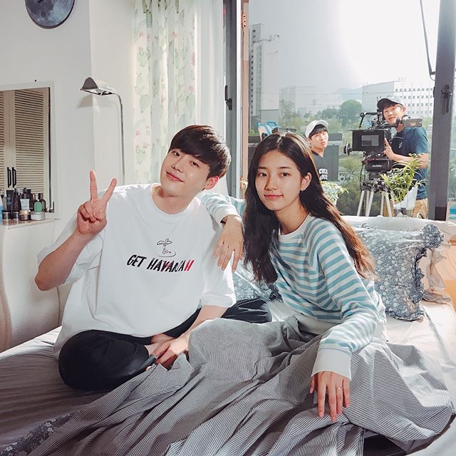 Lee Jong Suk khoe hình tự sướng cực cute với Suzy trên phim trường