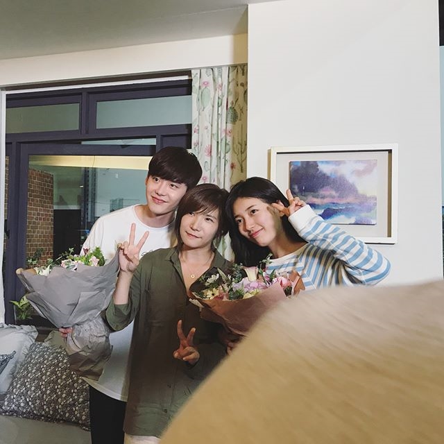 Lee Jong Suk khoe hình tự sướng cực cute với Suzy trên phim trường