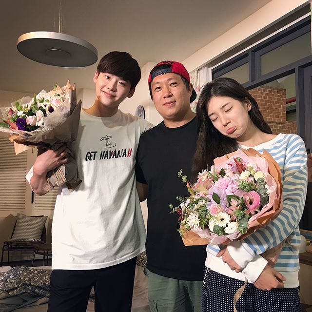 Lee Jong Suk khoe hình tự sướng cực cute với Suzy trên phim trường
