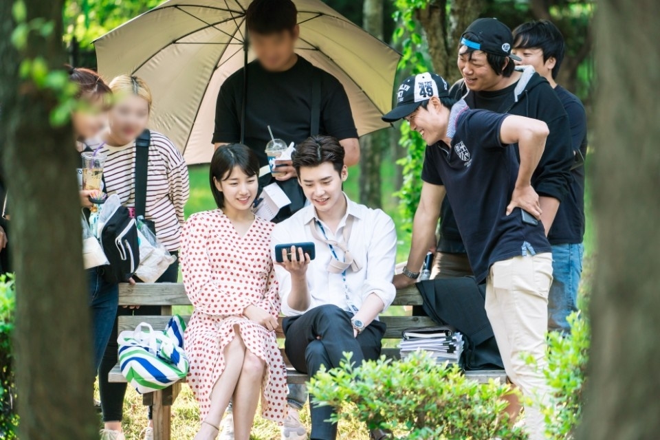 Lee Jong Suk khoe hình tự sướng cực cute với Suzy trên phim trường