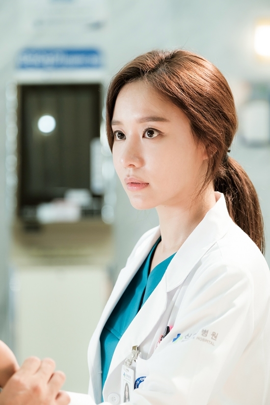 Kim Ah Joong kết hợp với Kim Nam Gil trong drama y học xuyên không mới