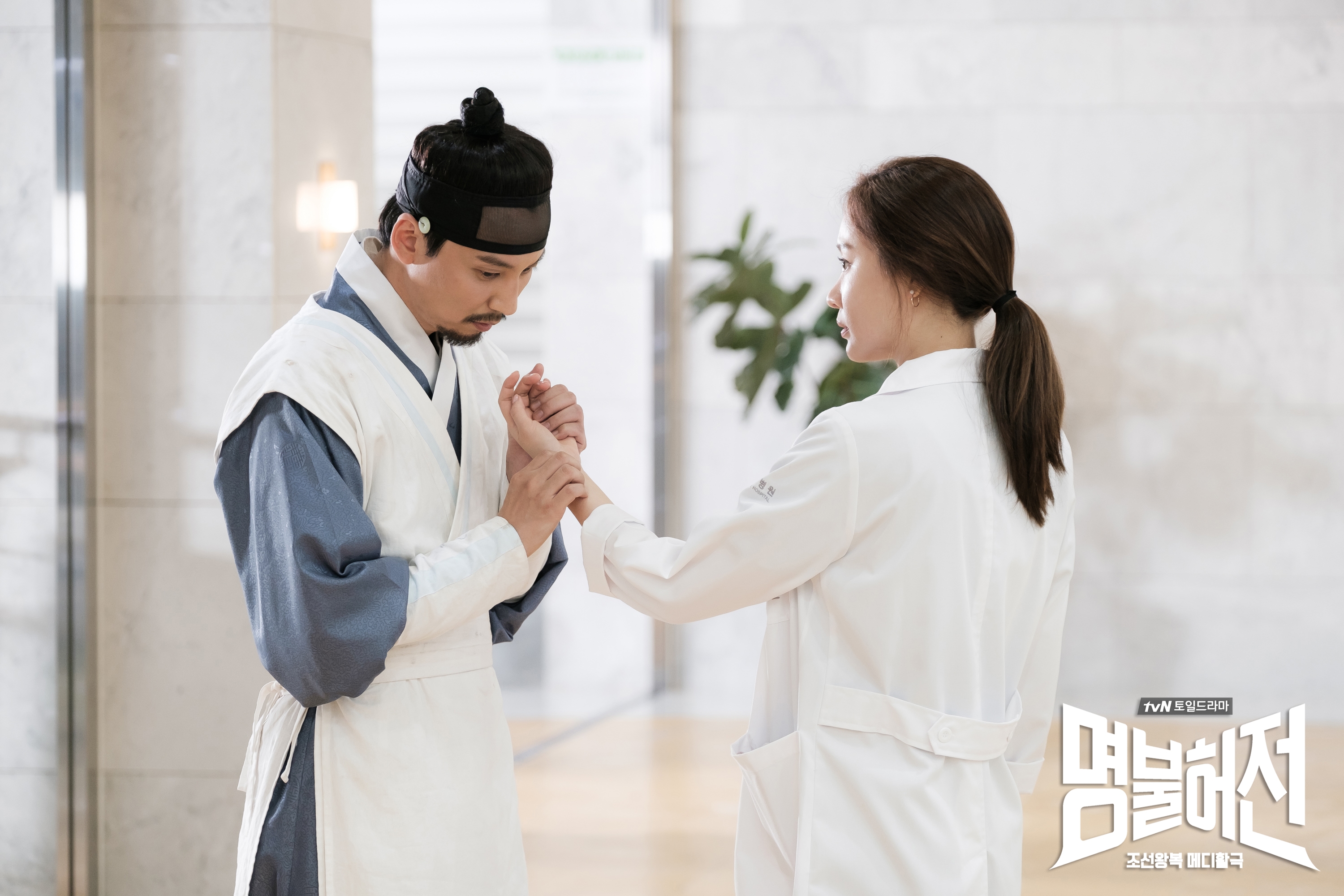 Kim Ah Joong kết hợp với Kim Nam Gil trong drama y học xuyên không mới