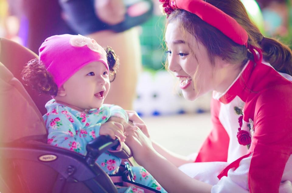 Cô phù thủy Ye Ye ngày nào giờ đã là bà mẹ một con xinh đẹp