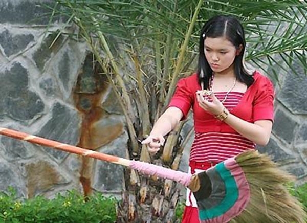 Cô phù thủy Ye Ye ngày nào giờ đã là bà mẹ một con xinh đẹp