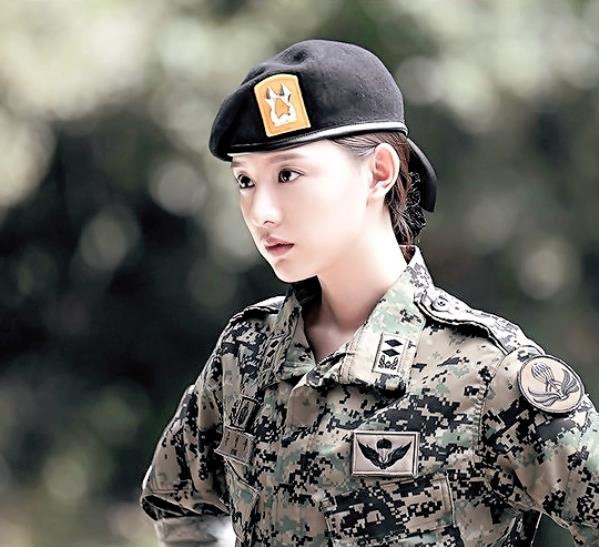 Trung úy Yoon Myung Joo cá tính nhưng không kém phần xinh đẹp