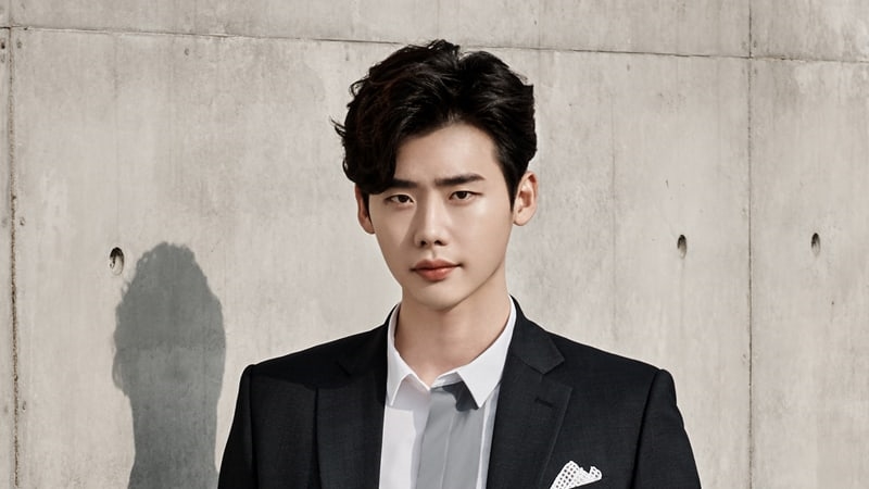 Lee Jong Suk dời ngày nhập ngũ vì lịch trình bận rộn