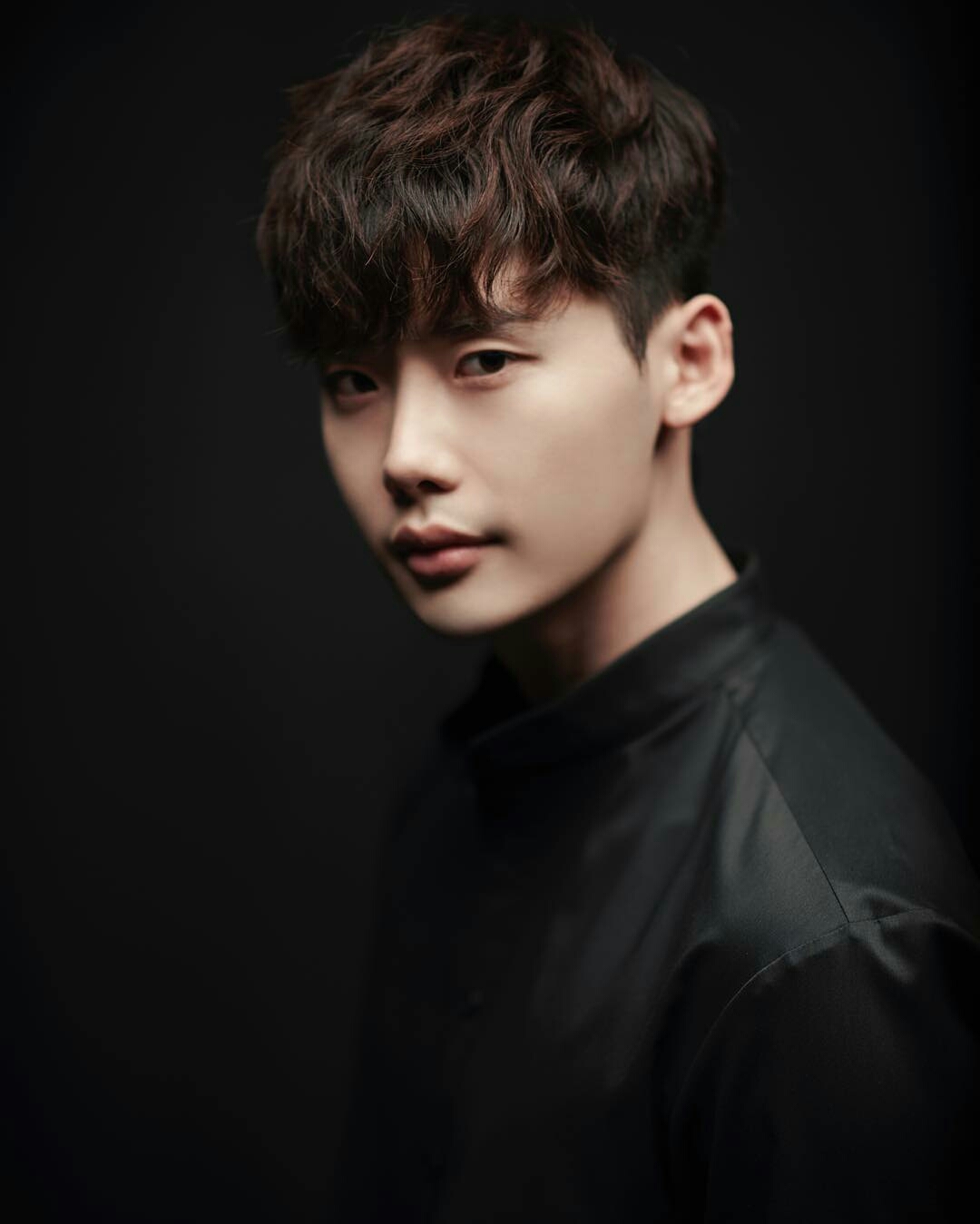 Lee Jong Suk dời ngày nhập ngũ vì lịch trình bận rộn