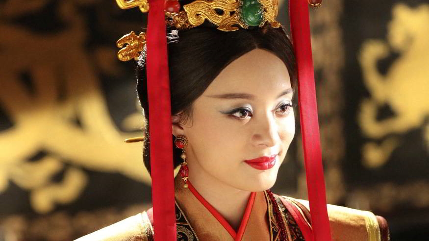Thay đổi lông mày, kẻ mắt, màu môi đậm hơn chút, biến thành vai xấu ngay tức khắc.