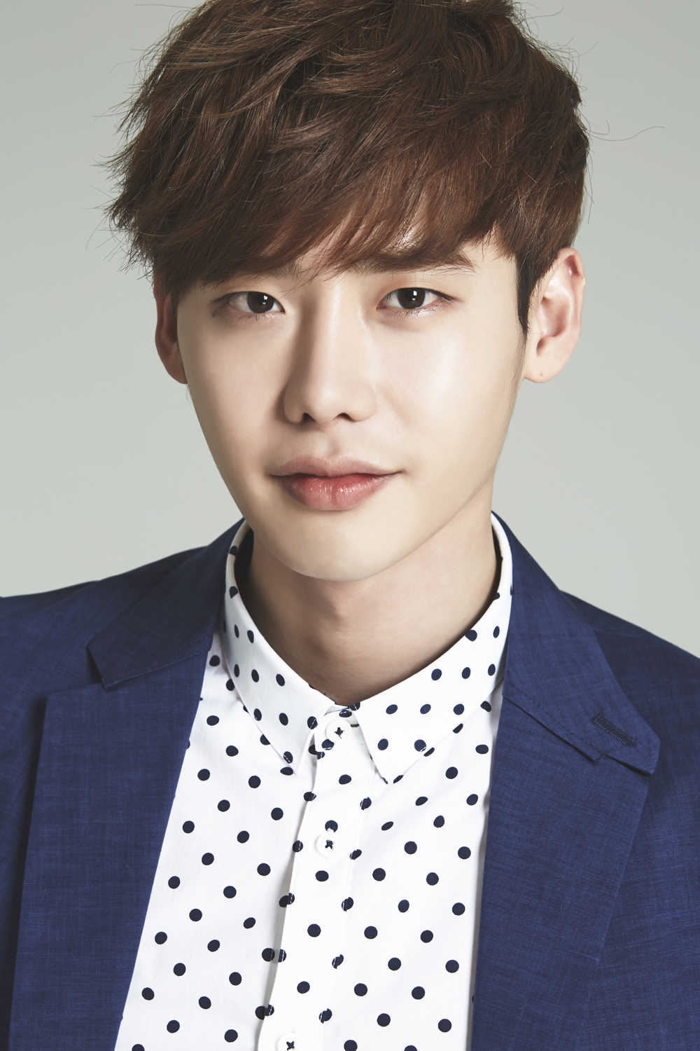 Lee Jong Suk dời ngày nhập ngũ vì lịch trình bận rộn