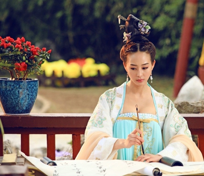 Mỹ nhân Hoa ngữ lột xác nhờ trang điểm đậm khi vào vai ác