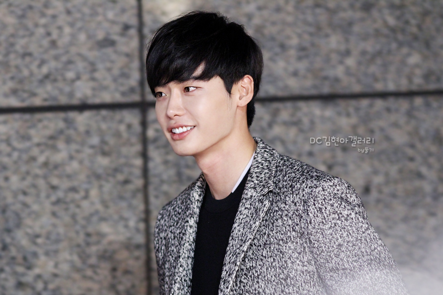 Lee Jong Suk dời ngày nhập ngũ vì lịch trình bận rộn