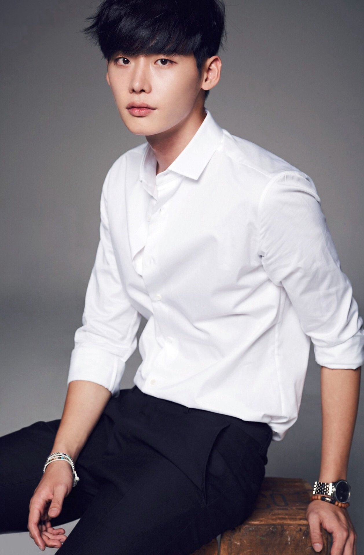 Lee Jong Suk dời ngày nhập ngũ vì lịch trình bận rộn