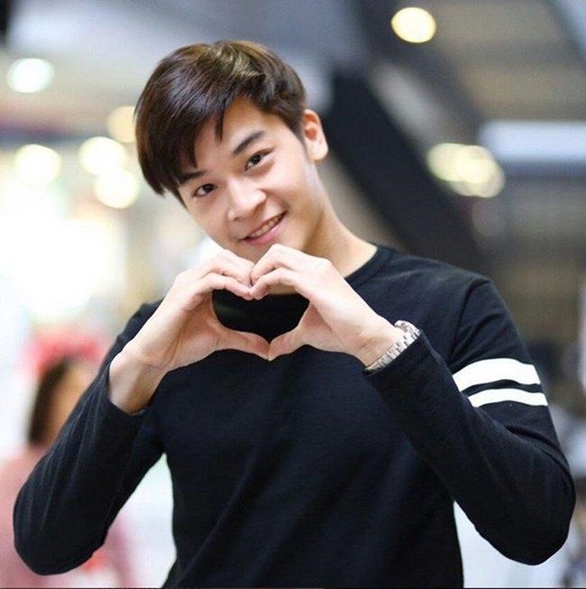 Hot boy Thái Lan với nụ cười "đốn tim" fan nữ.
