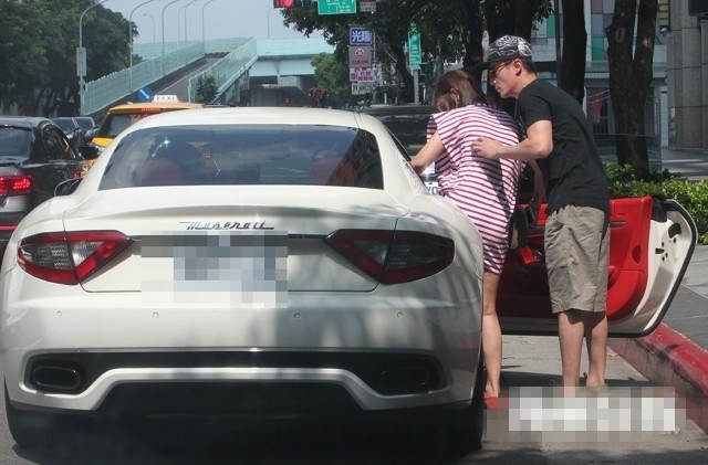 Lâm Tâm Như tươi như hoa, gác tay lên vai Hoắc Kiến Hoa bá đạo