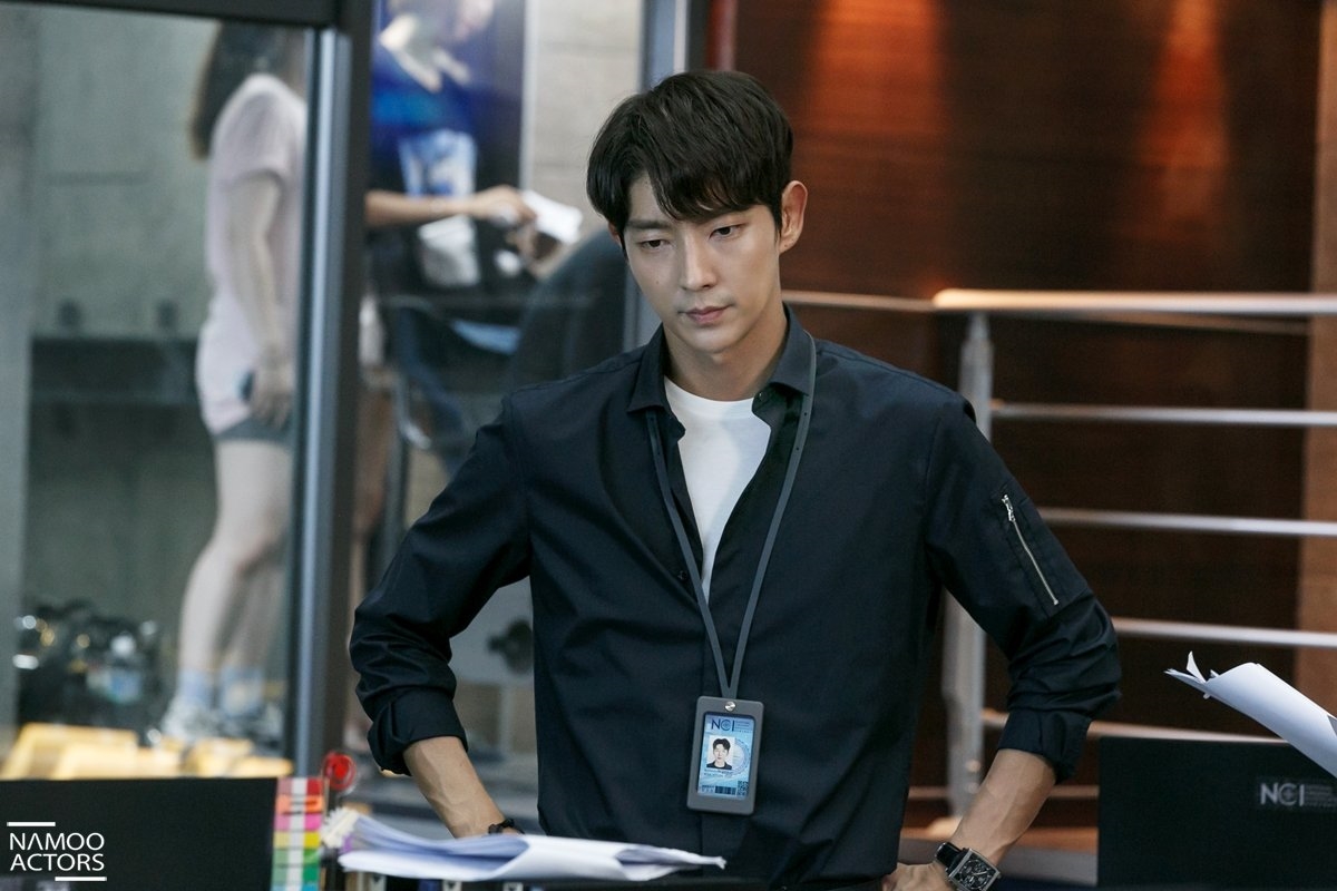 Loạt hình Lee Jun Ki - Moon Chae Won trên phim trường 'Criminal Minds'