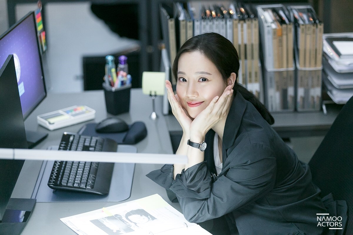 Loạt hình Lee Jun Ki - Moon Chae Won trên phim trường 'Criminal Minds'