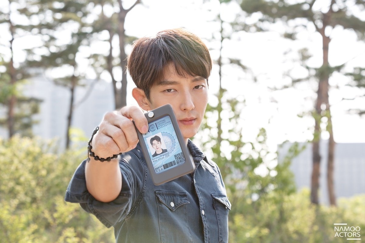 Loạt hình Lee Jun Ki - Moon Chae Won trên phim trường 'Criminal Minds'