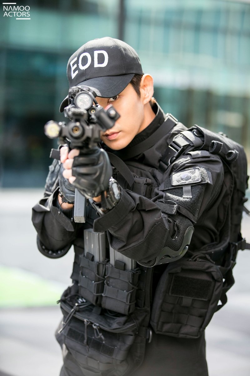 Loạt hình Lee Jun Ki - Moon Chae Won trên phim trường 'Criminal Minds'