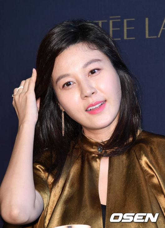 Kim Ha Neul xinh đẹp rạng rỡ đi sự kiện