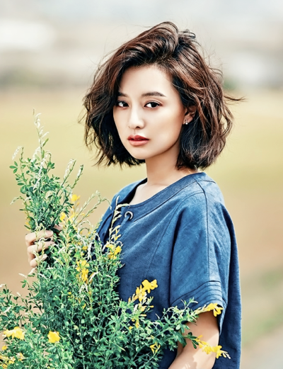 Kim Ji Won xinh đẹp ngoài đời.