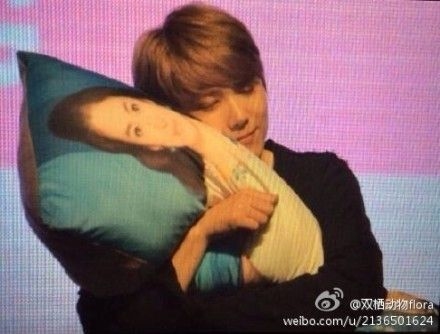Lee Hong Ki 'phẫn nộ' vứt bỏ gối ôm in hình Song Hye Kyo
