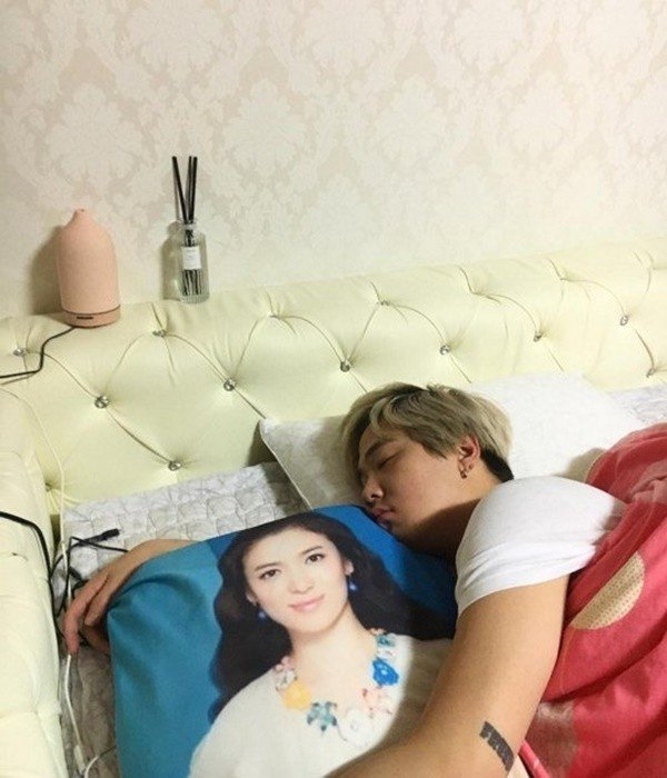 Lee Hong Ki 'phẫn nộ' vứt bỏ gối ôm in hình Song Hye Kyo