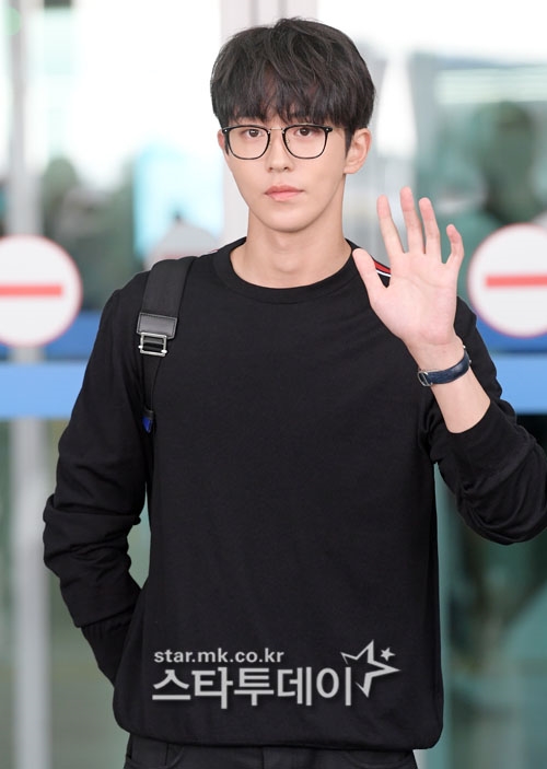 Nam Joo Hyuk đẹp trai ngời ngời 'catwalk' ngay tại sân bay