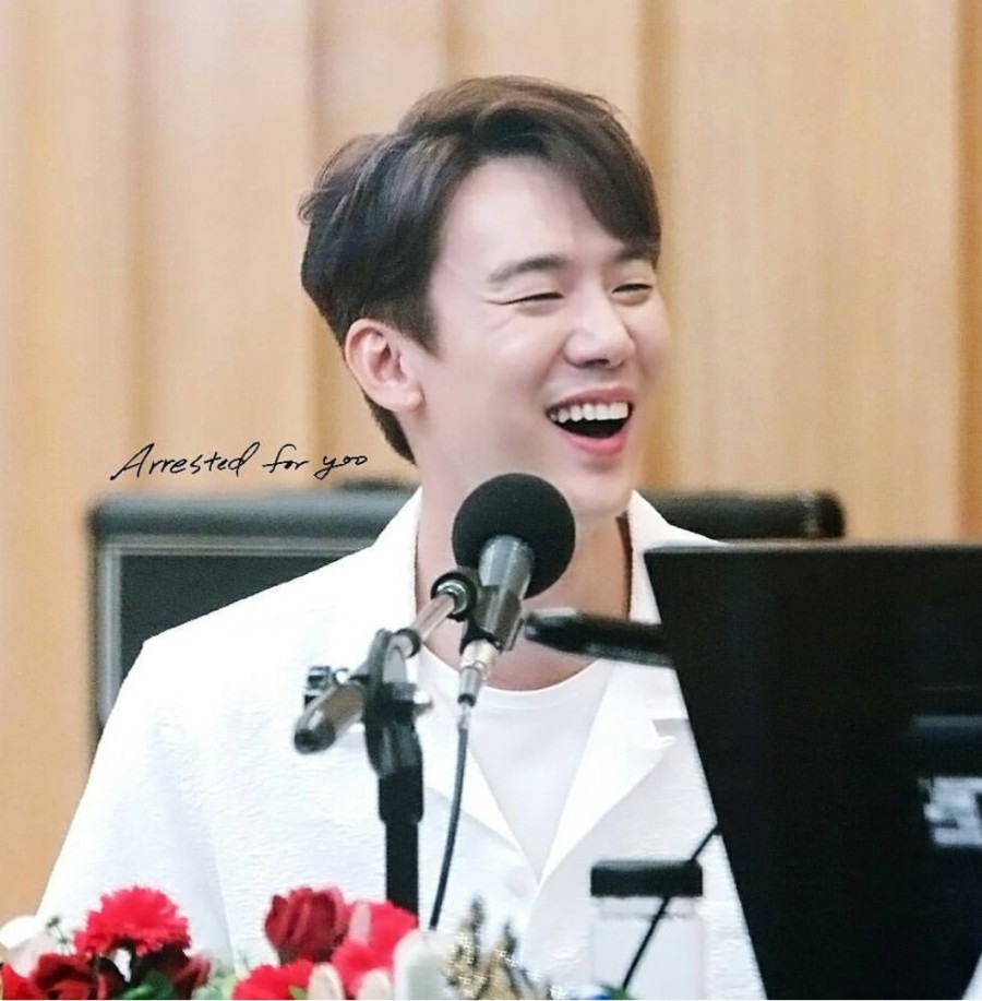 Yoo Yeon Suk giả gái quá xinh đến nỗi mẹ cũng nhận không ra