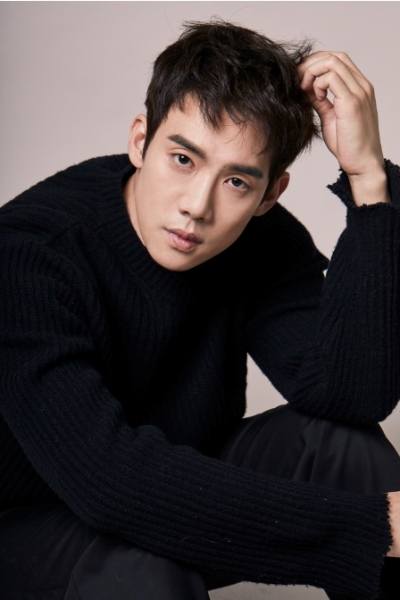 Yoo Yeon Suk giả gái quá xinh đến nỗi mẹ cũng nhận không ra