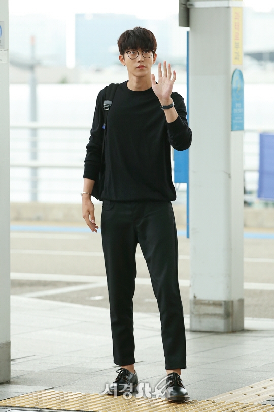 Nam Joo Hyuk đẹp trai ngời ngời 'catwalk' ngay tại sân bay