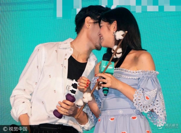 Trần Nghiên Hy làm nũng với Trần Hiểu trên sân khấu