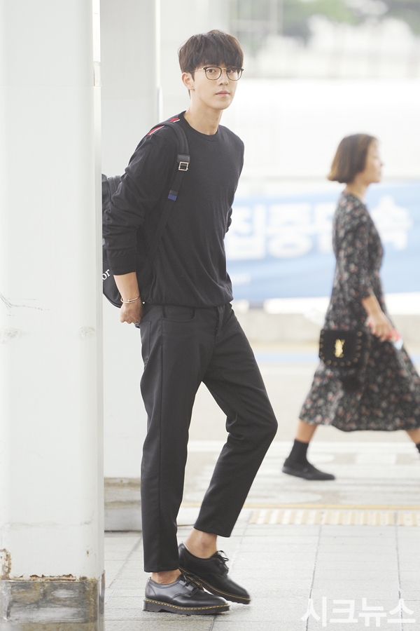 Nam Joo Hyuk đẹp trai ngời ngời 'catwalk' ngay tại sân bay