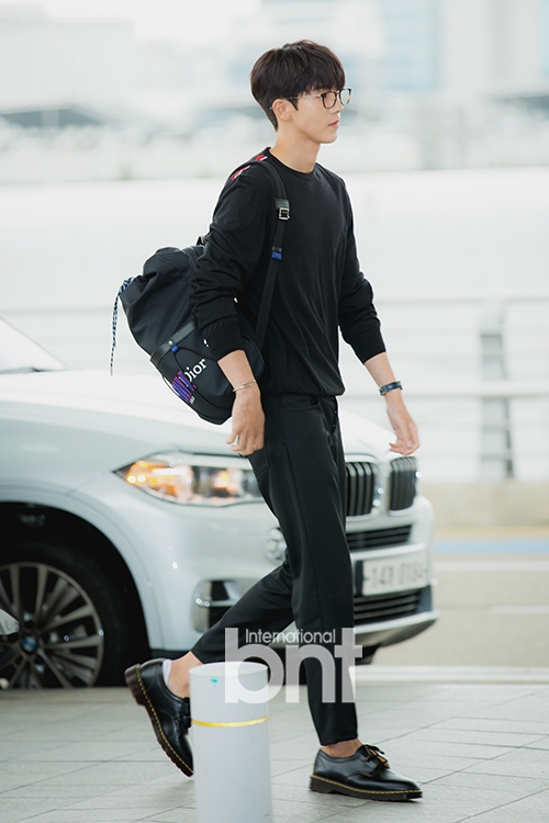 Nam Joo Hyuk đẹp trai ngời ngời 'catwalk' ngay tại sân bay