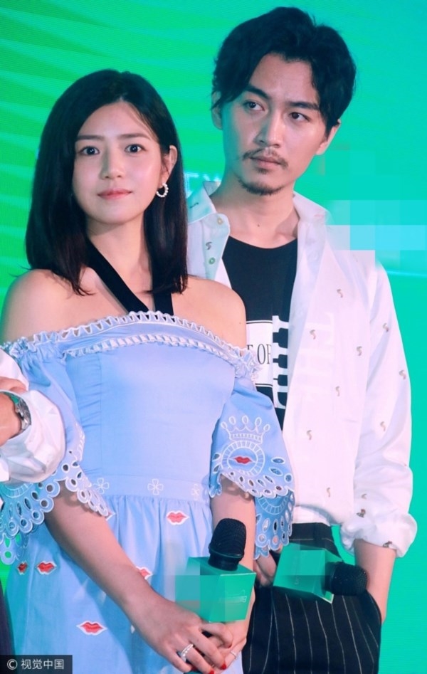 Trần Nghiên Hy làm nũng với Trần Hiểu trên sân khấu