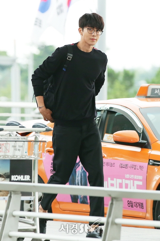 Nam Joo Hyuk đẹp trai ngời ngời 'catwalk' ngay tại sân bay