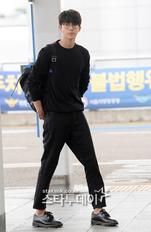 Nam Joo Hyuk đẹp trai ngời ngời 'catwalk' ngay tại sân bay