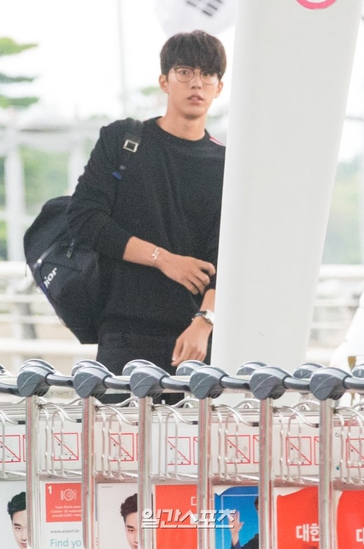 "Thủy thần" Nam Joo Hyuk đẹp trai ngời ngời "catwalk" ngay tại sân bay