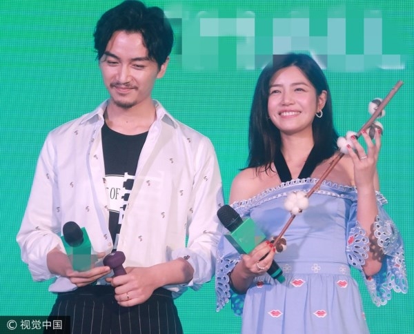 Trần Nghiên Hy làm nũng với Trần Hiểu trên sân khấu