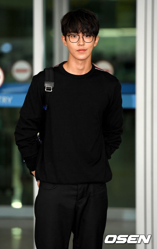 Nam Joo Hyuk đẹp trai ngời ngời 'catwalk' ngay tại sân bay